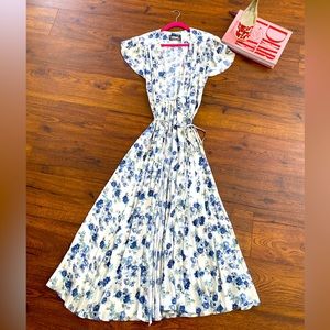 Reformation XL Carina Wrap dress, blue floral 🦋